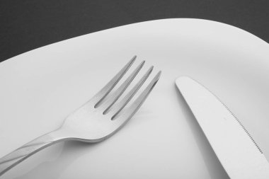 bıçak, çatal ve plaka üzerinde beyaz bir arka plan