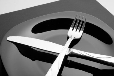 bıçak, çatal ve plaka üzerinde beyaz bir arka plan