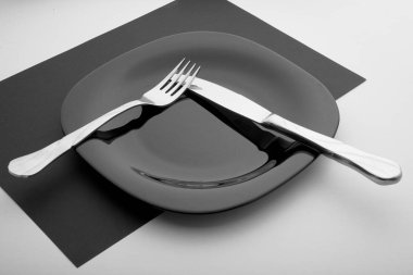 bıçak, çatal ve plaka üzerinde beyaz bir arka plan