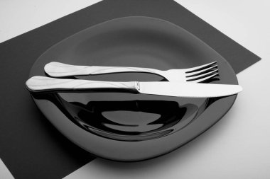 bıçak, çatal ve plaka üzerinde beyaz bir arka plan