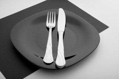 bıçak, çatal ve plaka üzerinde beyaz bir arka plan