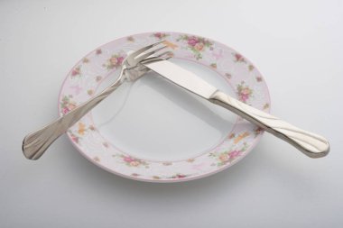 bıçak, çatal ve plaka üzerinde beyaz bir arka plan