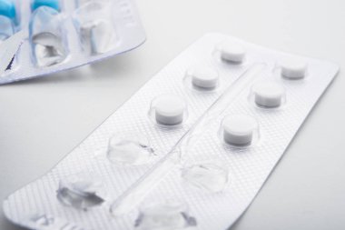 beyaz arkaplan üzerinde ilaç