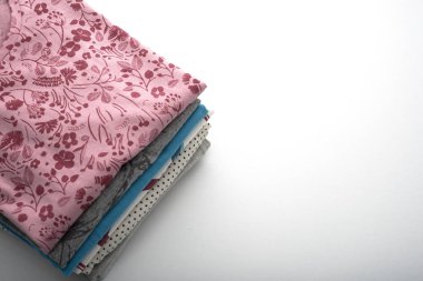 Beyaz bir arka plan temiz elbise