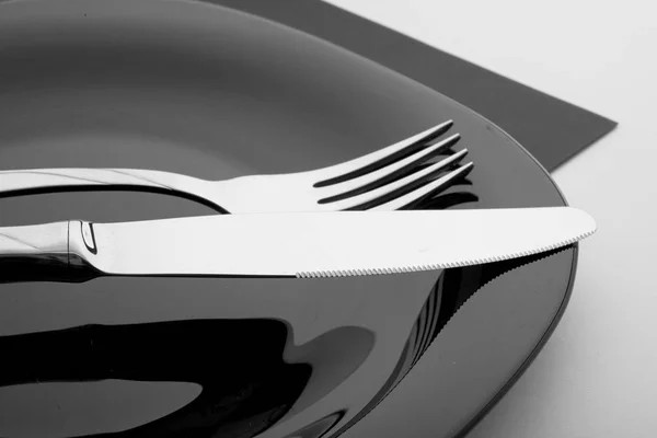 Cuchillo, tenedor y plato sobre fondo blanco —  Fotos de Stock