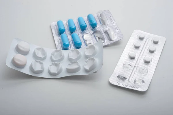 Pílulas medicamentosas isoladas — Fotografia de Stock