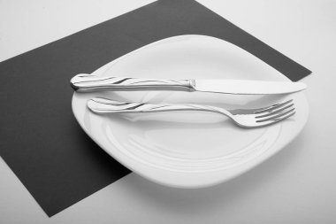 bıçak, çatal ve plaka üzerinde beyaz bir arka plan