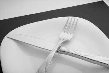 bıçak, çatal ve plaka üzerinde beyaz bir arka plan