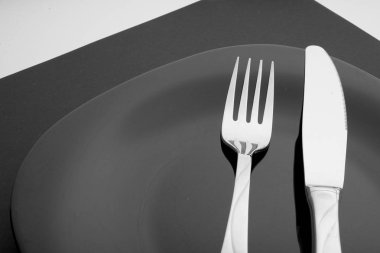 bıçak, çatal ve plaka üzerinde beyaz bir arka plan