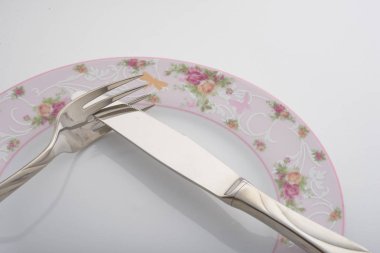 bıçak, çatal ve plaka üzerinde beyaz bir arka plan