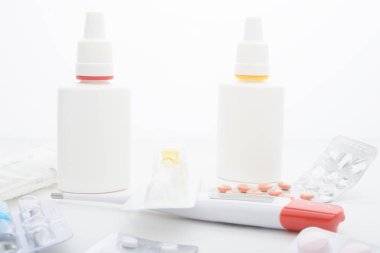 beyaz arkaplan üzerinde ilaç