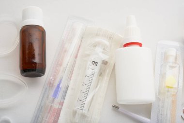 beyaz arkaplan üzerinde ilaç