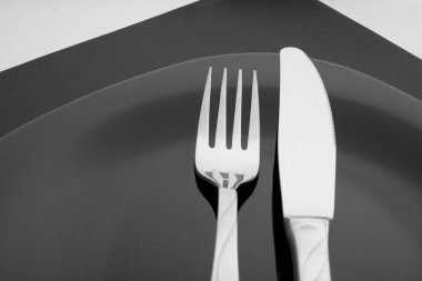 bıçak, çatal ve plaka üzerinde beyaz bir arka plan