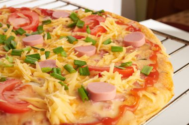 iştah açıcı pizza beyaz bir arka plan üzerinde