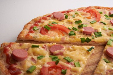 iştah açıcı pizza beyaz bir arka plan üzerinde