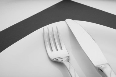 bıçak, çatal ve plaka üzerinde beyaz bir arka plan