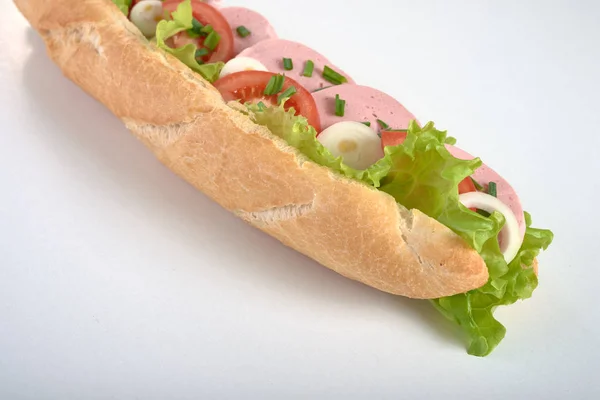 Panino con salsiccia e verdure isolate — Foto Stock