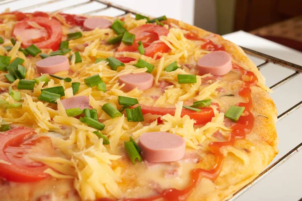 Pizza appetitosa su sfondo bianco — Foto Stock