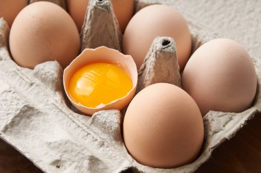 bir tepsi içinde sarı yumurta