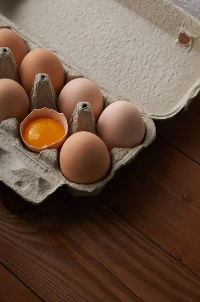 Жовті яйця в лотку — стокове фото