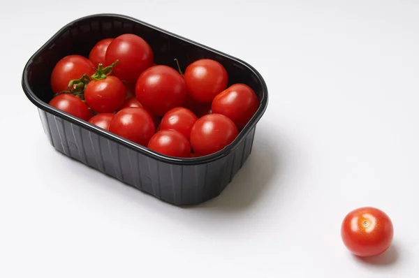 Tomates cereja em um fundo branco — Fotografia de Stock