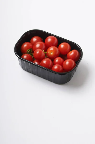 Tomates cerises sur fond blanc — Photo