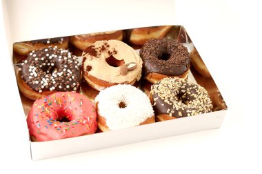 Donuts beyaz bir arka plan üzerinde paketi