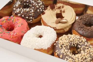 Donuts beyaz bir arka plan üzerinde paketi