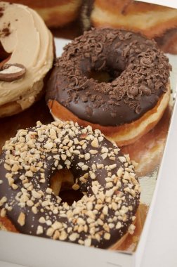 Donuts beyaz bir arka plan üzerinde paketi