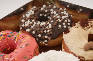 Donuts beyaz bir arka plan üzerinde paketi