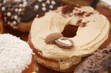 Donuts beyaz bir arka plan üzerinde paketi