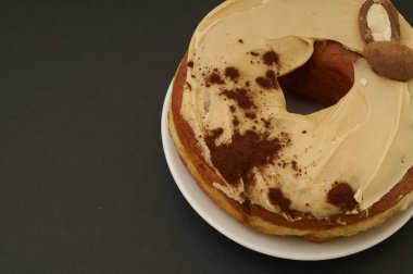 siyah bir zemin üzerine çörek