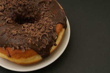 siyah bir zemin üzerine çörek