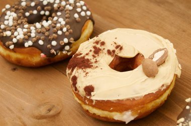 Tahta bir masada çörekler.