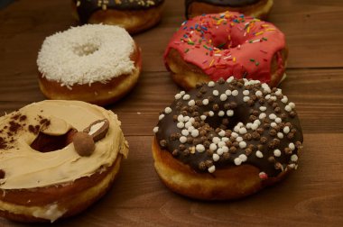 Tahta bir masada çörekler.