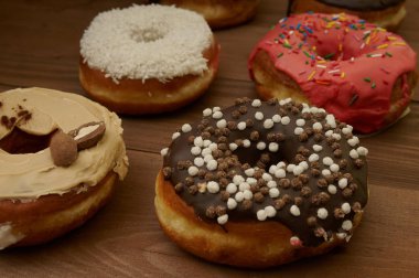 Tahta bir masada çörekler.