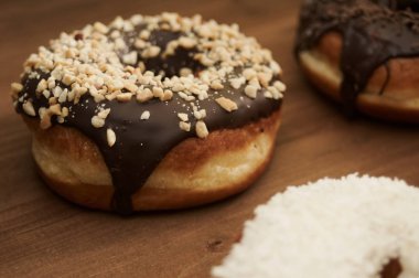 Tahta bir masada çörekler.