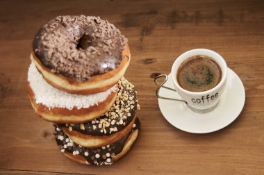 çörek ve kahve ahşap bir masa üzerinde