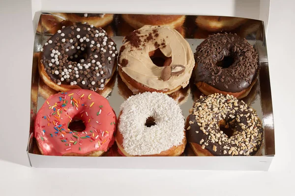 Pack van donuts op een witte achtergrond — Stockfoto