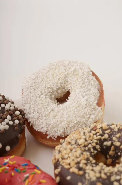 Donuts op een plaat op een witte achtergrond — Stockfoto