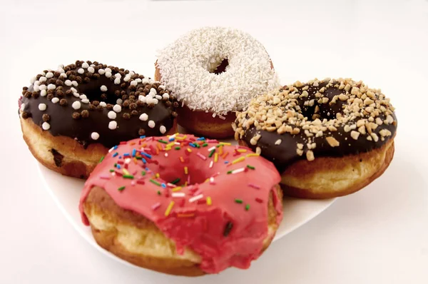 Donuts op een plaat op een witte achtergrond — Stockfoto