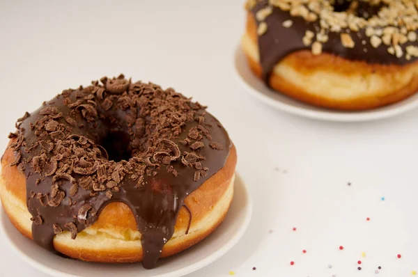 Donuts em uma chapa em um fundo branco — Fotografia de Stock