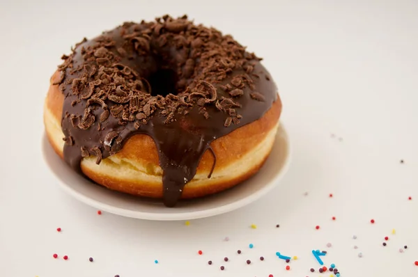 Donuts em uma chapa em um fundo branco — Fotografia de Stock