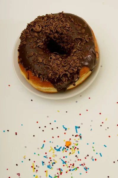 Donut em uma chapa em um fundo branco — Fotografia de Stock