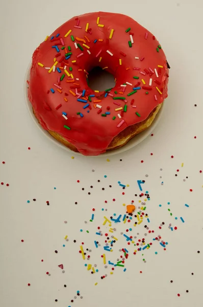 Beyaz arka planda bir tabakta donut — Stok fotoğraf