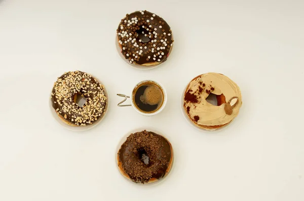 Пончики и кофе — стоковое фото