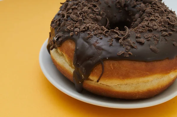 Donuts em um fundo amarelo — Fotografia de Stock