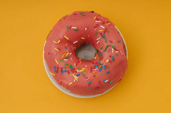 黄色背景上的甜甜圈 — 图库照片