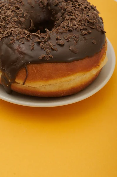 Donuts op een gele achtergrond — Stockfoto