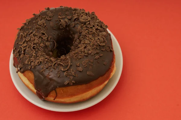 Donut em um fundo vermelho — Fotografia de Stock